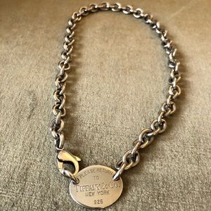 Tiffany & Co. oval pendant chain necklace